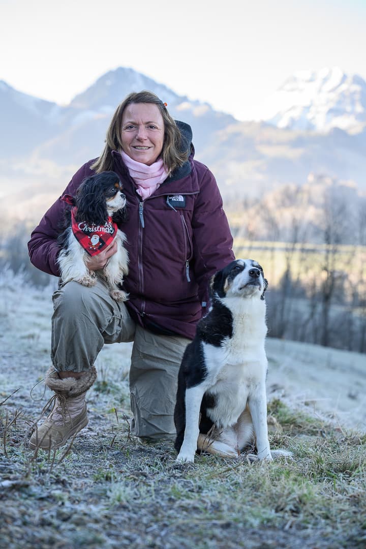 Sandra Sudan, directrice, accompagnée d'un chien
